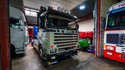 20251019-Tom-Holding-00458